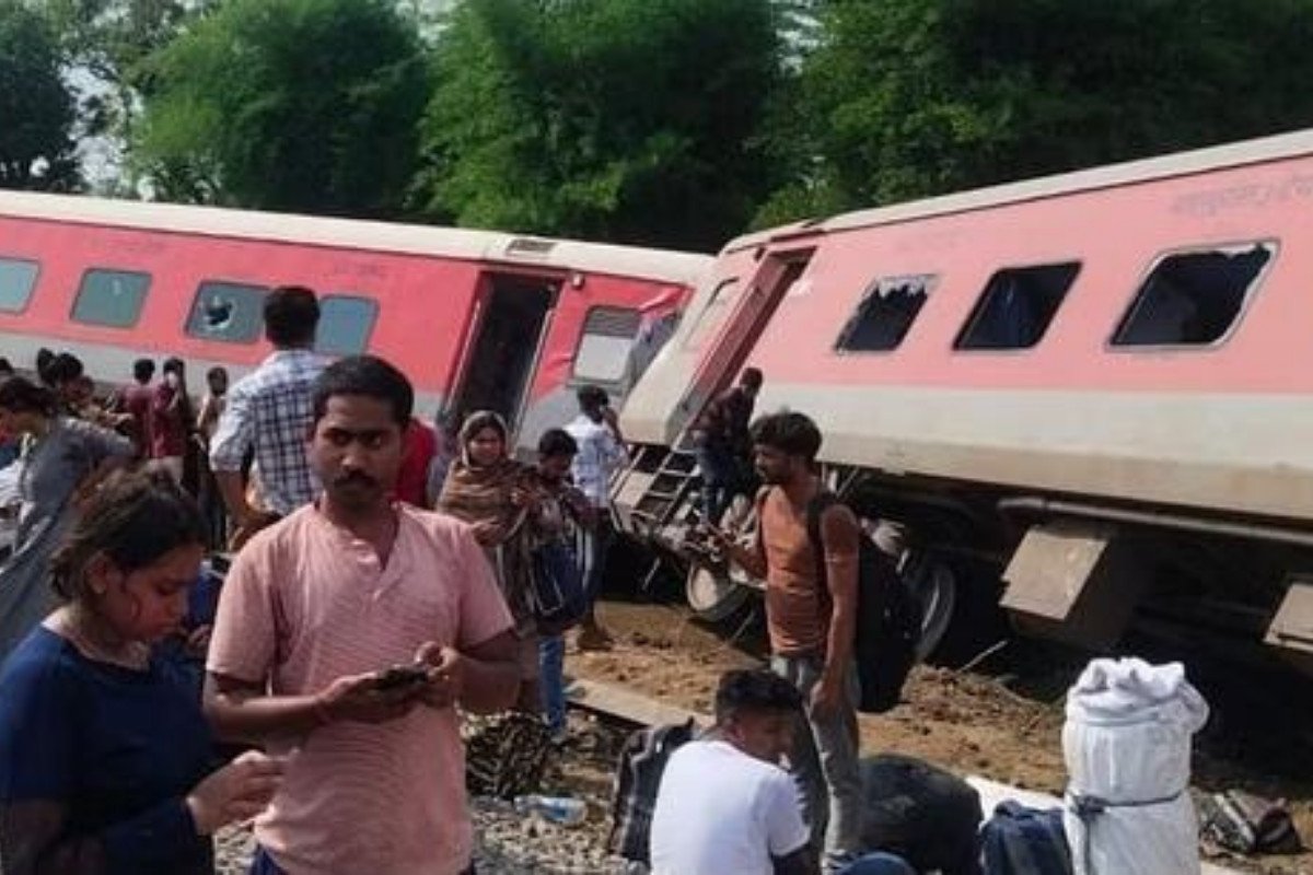 Major Rail Accident In Gonda : डिब्रूगढ़ एक्सप्रेस ट्रेन पटरी से उतर गई, जिससे 4 लोगों की मौत हो गई। बचाव कार्य अभी जारी है। जानकारी के लिए बने रहें।