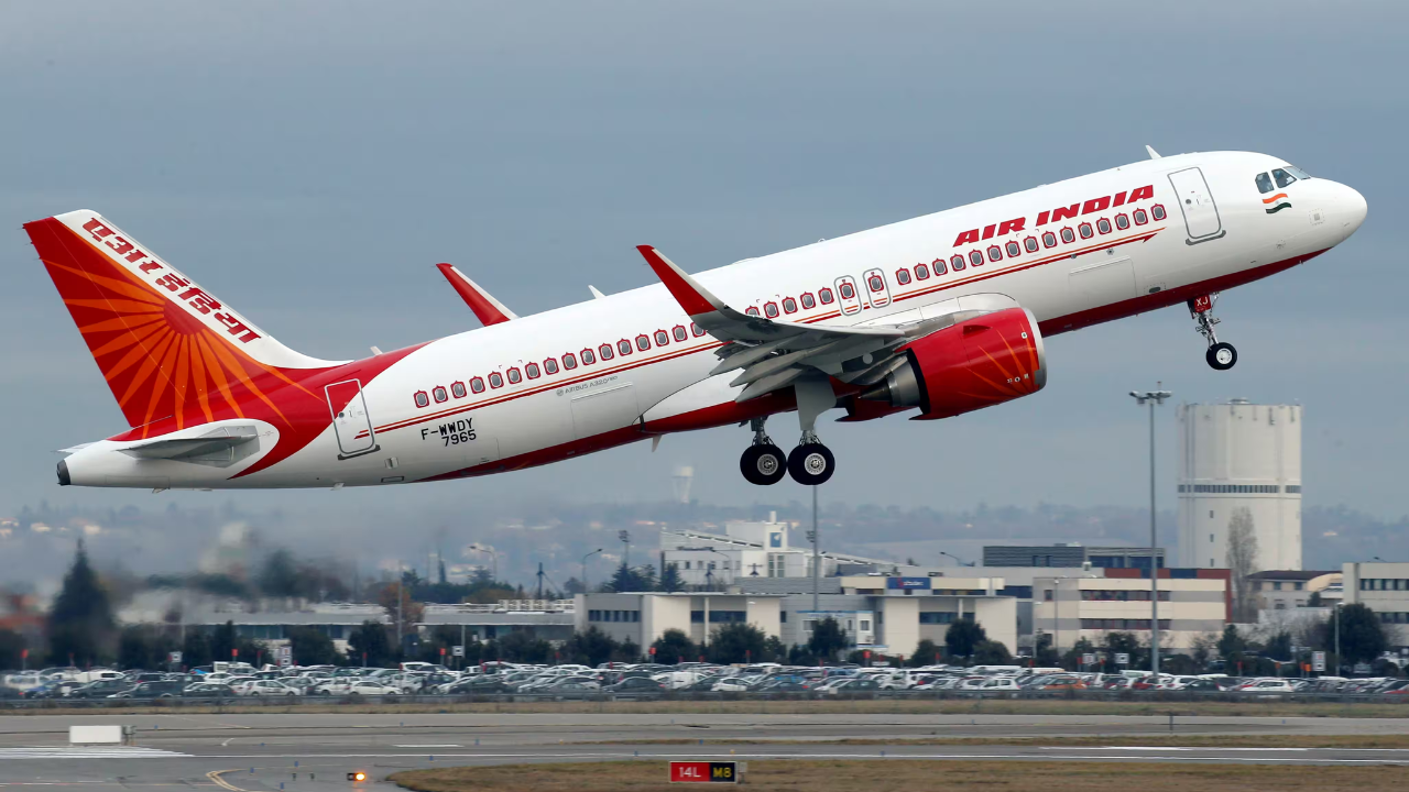 Air India : एअर इंडिया ने मांगी 225 यात्रियों से माफी और रूस में फंसे यात्रियों का किया पूरा किराया वापस