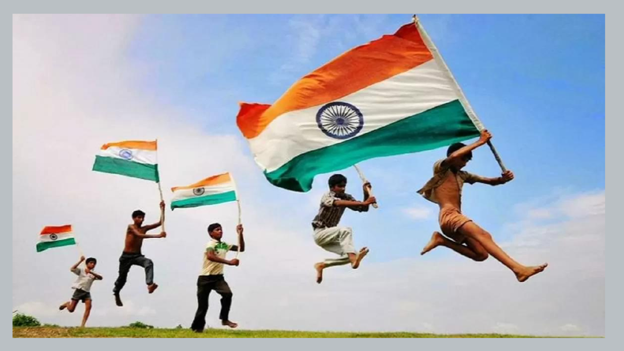 National Flag Day : तिरंगे से पहले भारत के झंडे कितनी बार बदले, एक बार रंग हिंदू-मुस्लिम के आधार पर तय हुआ था |