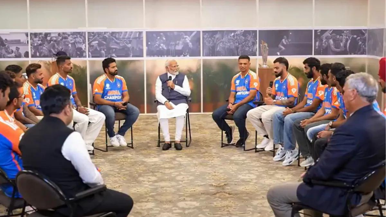 CRICKET VIDEO: वर्ल्ड चैंपियन इंडियन क्रिकेट टीम से मिले पीएम मोदी , खूब हुआ हंसी-ठहाके की बौछार , और PM मोदी ने देखें वीडियो !