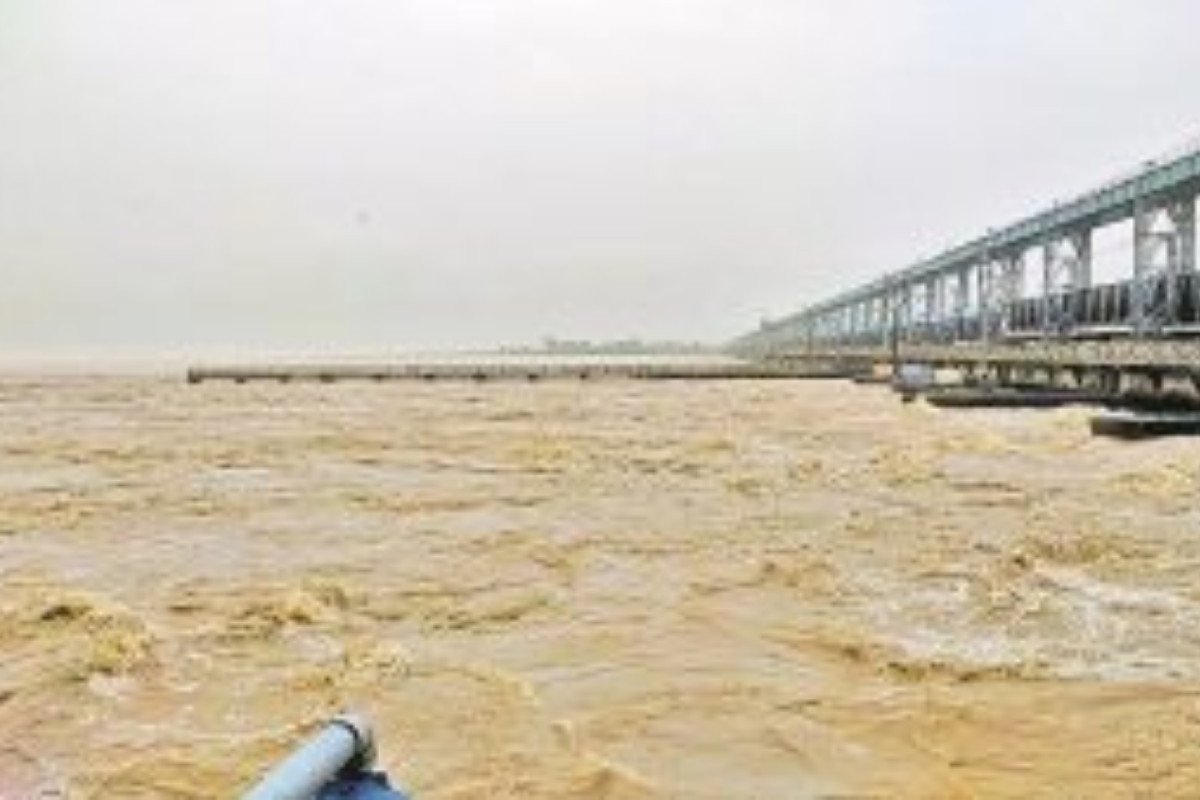 Rising Water Levels: बिहार में कहां खतरे के निशान से ऊपर बह रही है गंगा? कोसी-सीमांचल और पटना नदियों के जल स्तर पर अपडेट प्राप्त करें !